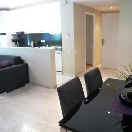 Sleeps 4 Pool Air Con Wifi *