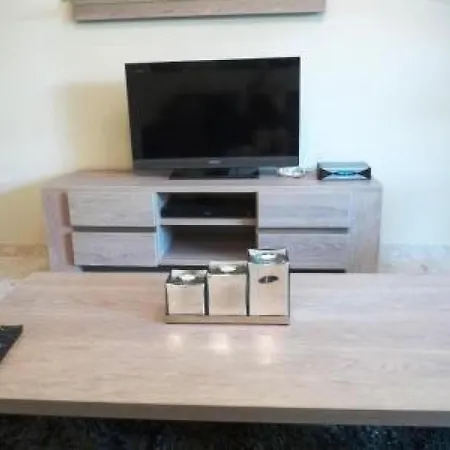Sleeps 4 Pool Air Con Wifi شقة
