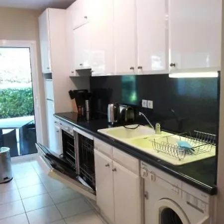 Sleeps 4 Pool Air Con Wifi Apartment