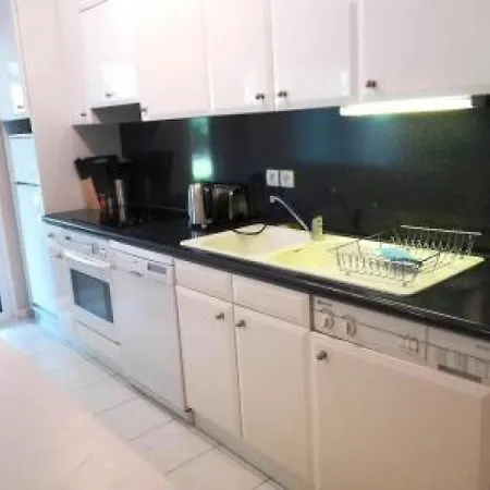 Sleeps 4 Pool Air Con Wifi Apartment